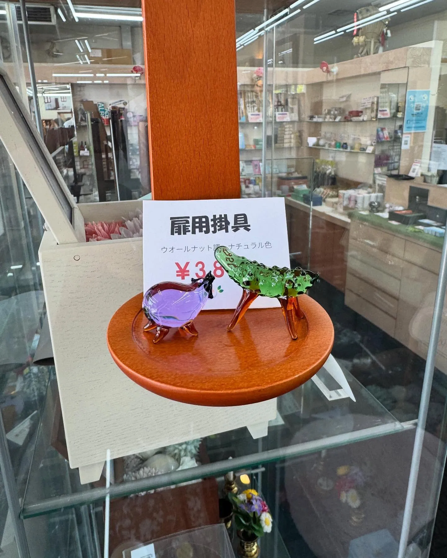写真はお盆用の茄子ときゅうりをガラスで飾れるオシャレな置物